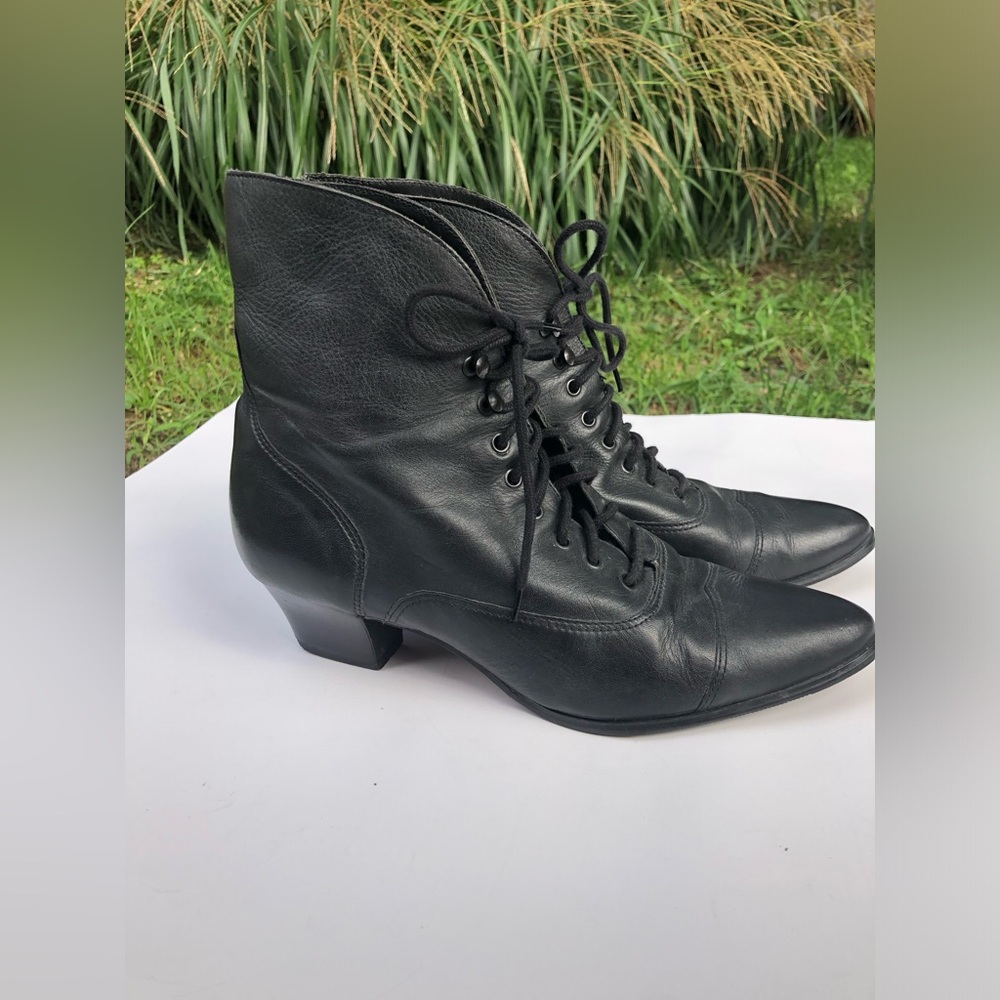 BASS leather victorian Style Boot Witchy Goth Size 8.5 Lace Up Pointed Toe Ankle